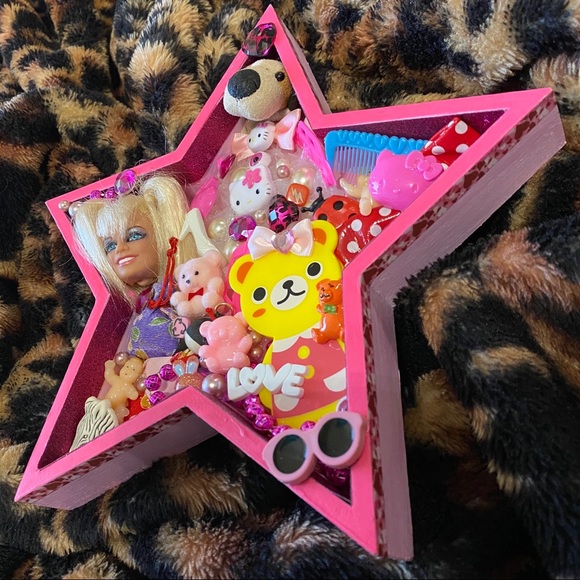 ⭐️ 1990s Condensed Nostalgia Wood Star Collage Wall Hanging - Picture 2 of 5